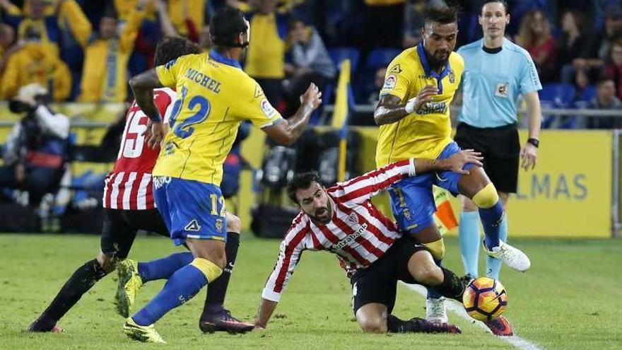 Varios jugadores disputan un balón durante el partido de ayer. // Efe