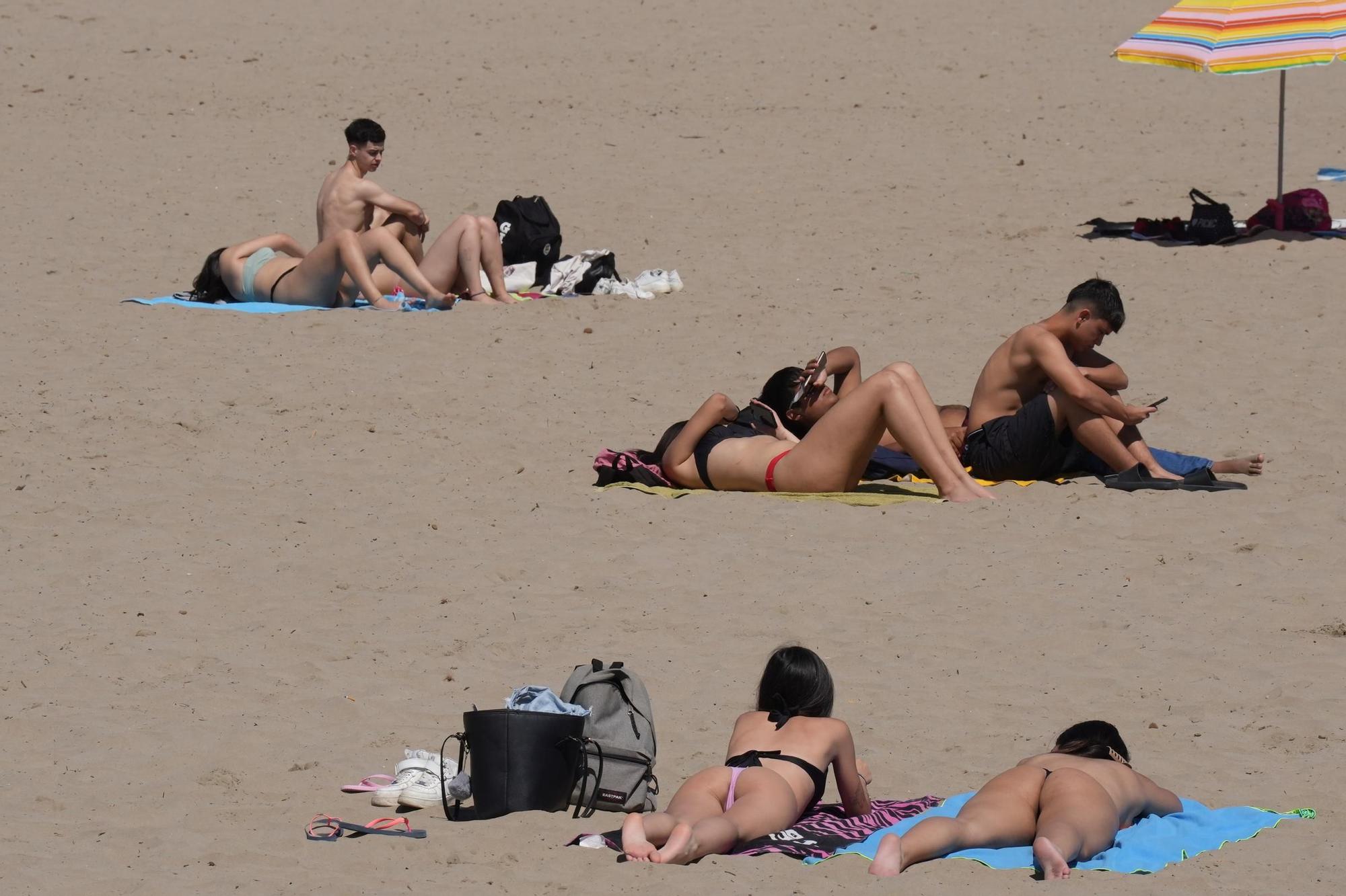 Galería de imágenes: Los castellonenses disfrutan de la playa en abril