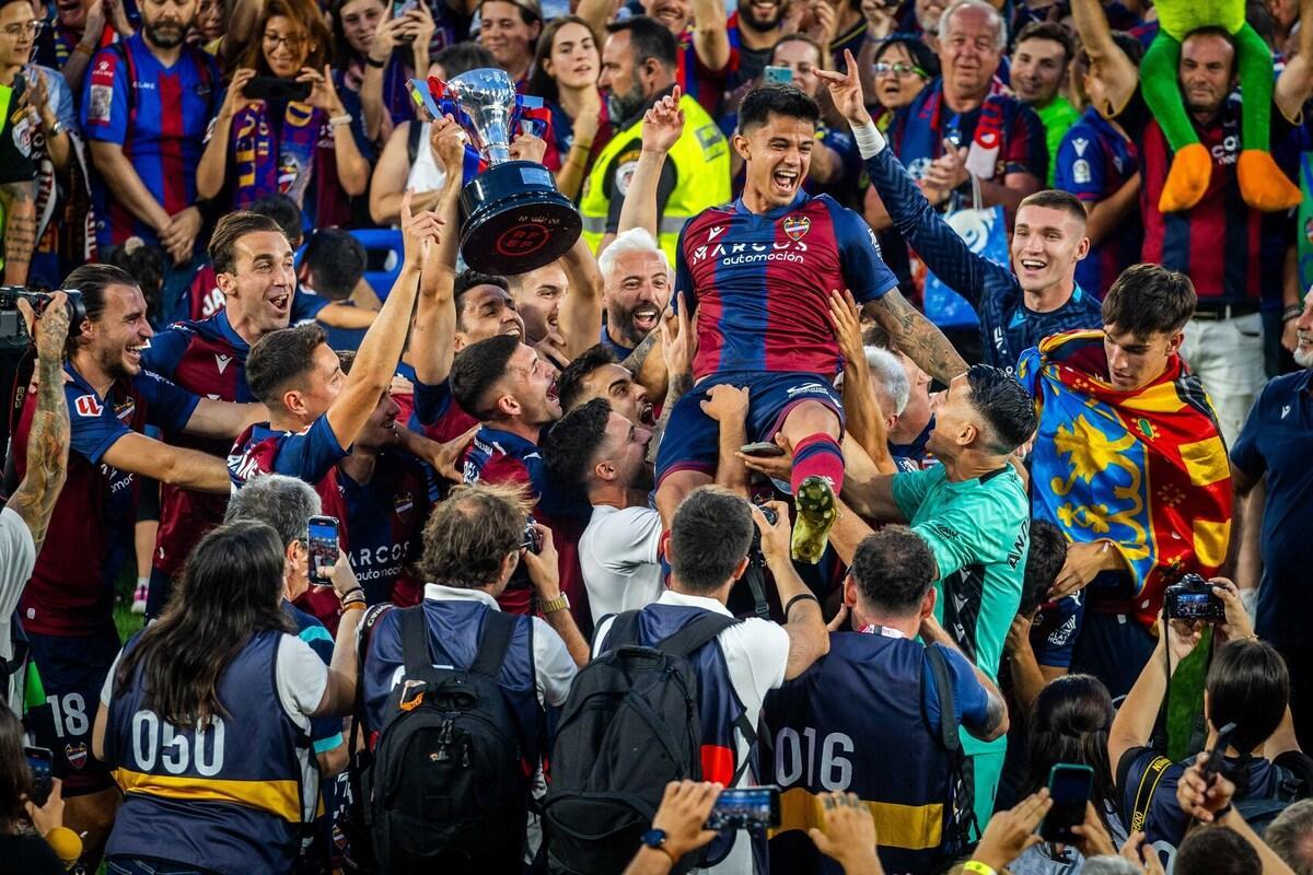 El Levante UD celebrando el ascenso a Primera División