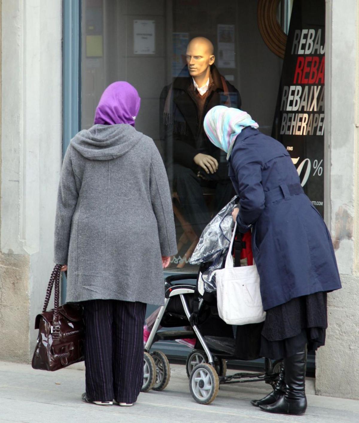 Desconeguts i diferents