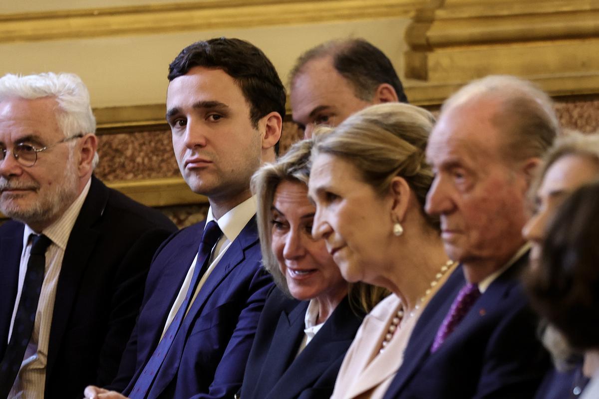 Froilán de Marichalar y Borbón (izq.) acompaña a su abuelo, el ex rey de España Juan Carlos I (der.), antes de recibir el Premio Especial del Premio de Libro Político, organizado por la asociación francesa Lire la Société (Leer la Sociedad), por su libro de memorias Reconciliación, escrito en colaboración con la periodista francesa Laurence Debray (no aparece en la imagen) Froilán de Marichalar y Borbón (izq.) acompaña a su abuelo, el ex rey de España Juan Carlos I (der.), antes de recibir el Premio Especial del Premio de Libro Político, organizado por la asociación francesa Lire la Société (Leer la Sociedad), por su libro de memorias Reconciliación, escrito en colaboración con la periodista francesa Laurence Debray (no aparece en la imagen)