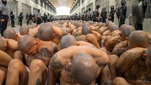 Traslado de presos acusados de pertenecer a maras, en El Salvador.