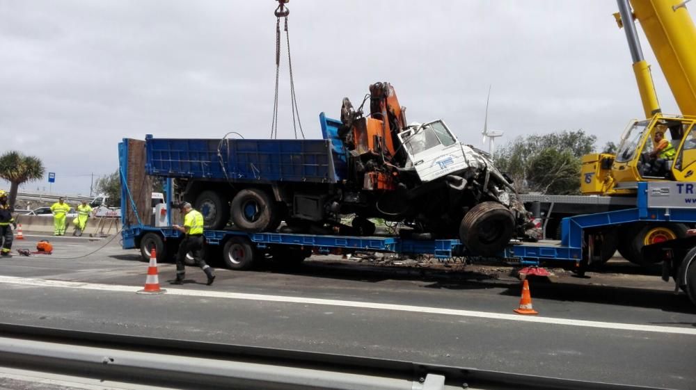 El camión ya colocado sobre la grúa