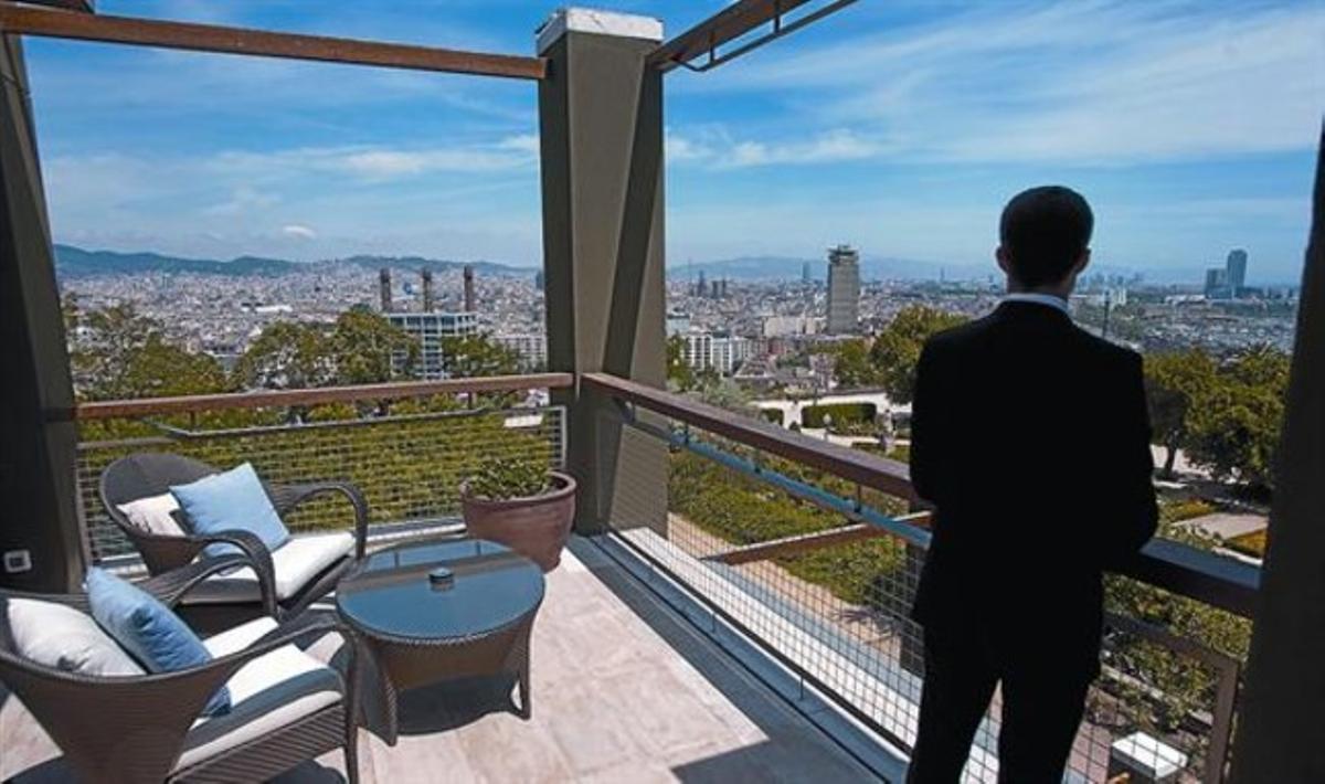 Terrassa d’una de les habitacions de l’Hotel Miramar, desde la qual hi ha unes espectaculars vistes de Barcelona i el port, divendres passat. Terrassa d’una de les habitacions de l’Hotel Miramar, desde la qual hi ha unes espectaculars vistes de Barcelona i el port, divendres passat.