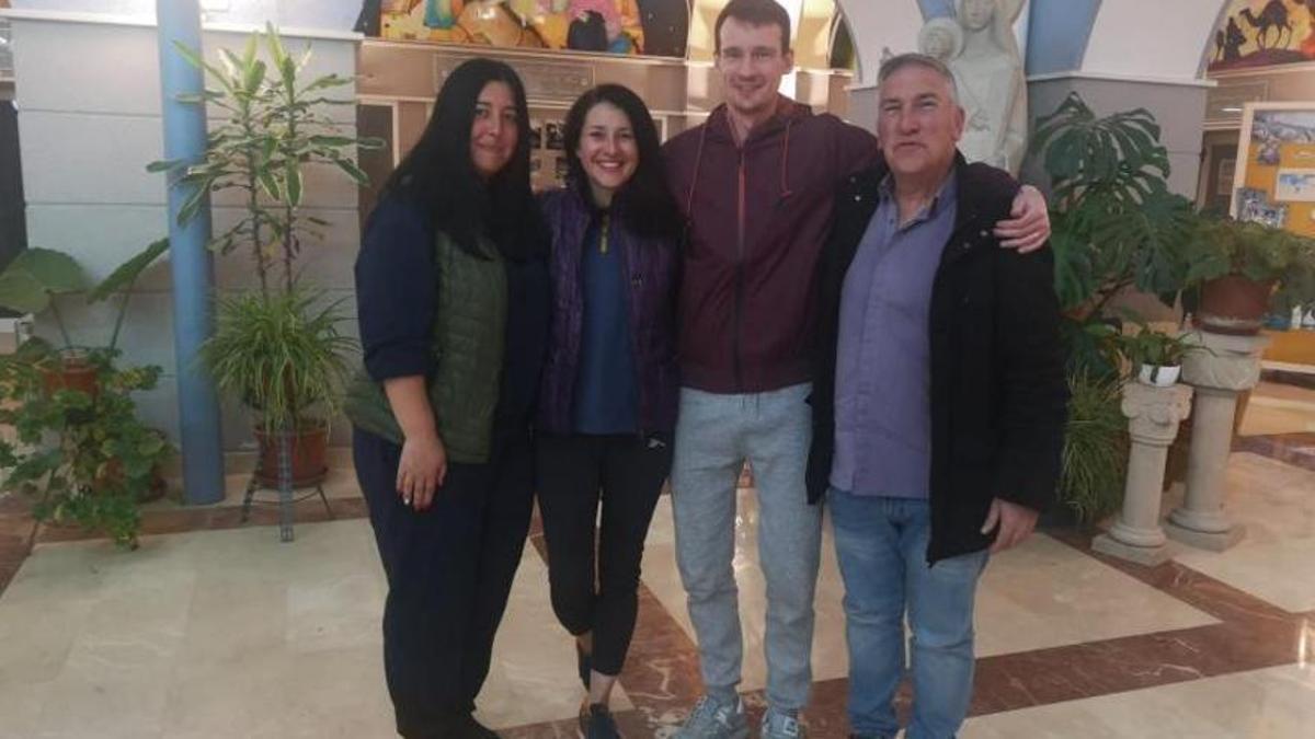 Oksana, Anastassia, Hennadii y Luis, en el santuario de Peralta de la Sal.