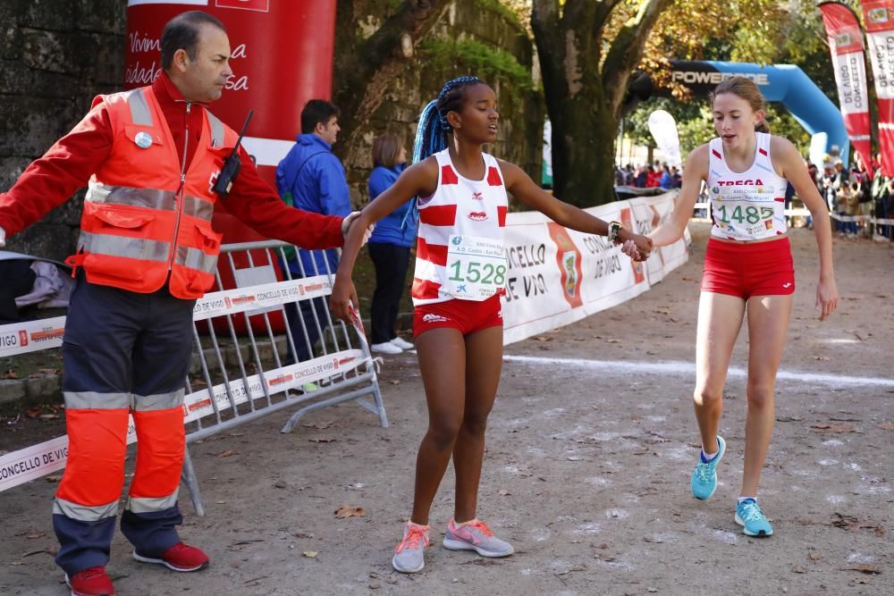 Más de 1.100 jóvenes atletas desafían a las bajas temperaturas para participar en la tradicional carrera de cross escolar.