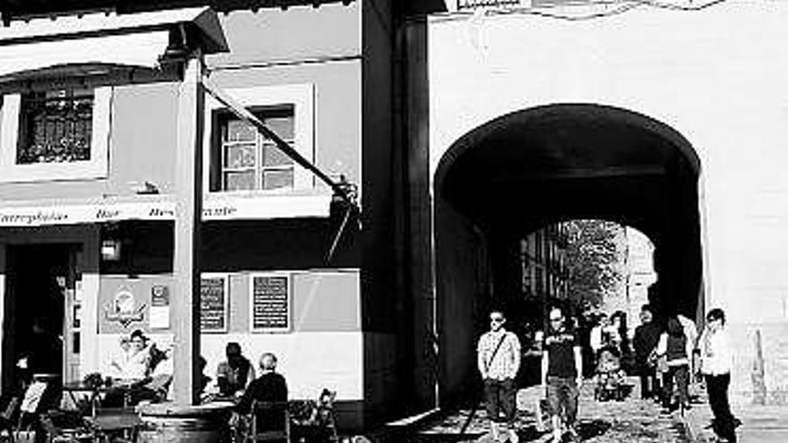 Paseantes en el tránsito entre la plaza Mayor y la plaza del Marqués.