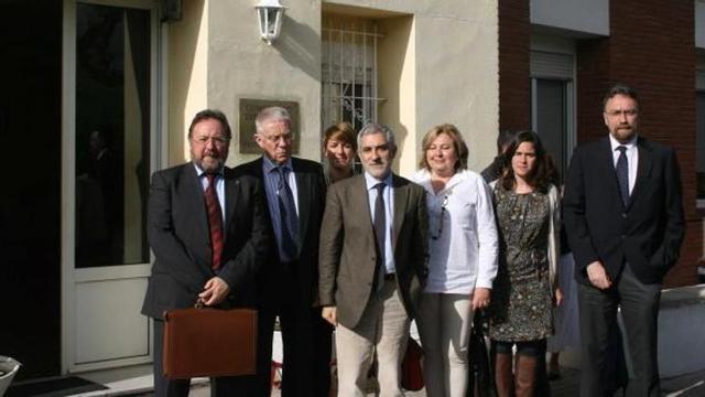 Llamazares, en el centro, junto a los miembros de la comisión, ayer, en Proyecto Hombre de Candás. | fbraulio fernández