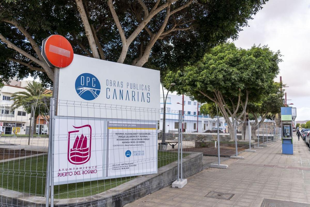 Cartel indicativo de las obras del parque infantil de Las Américas, en Puerto del Rosario.