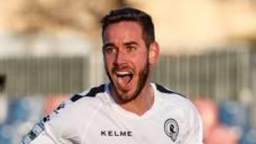 Carlos celebra su gol en Llagostera.