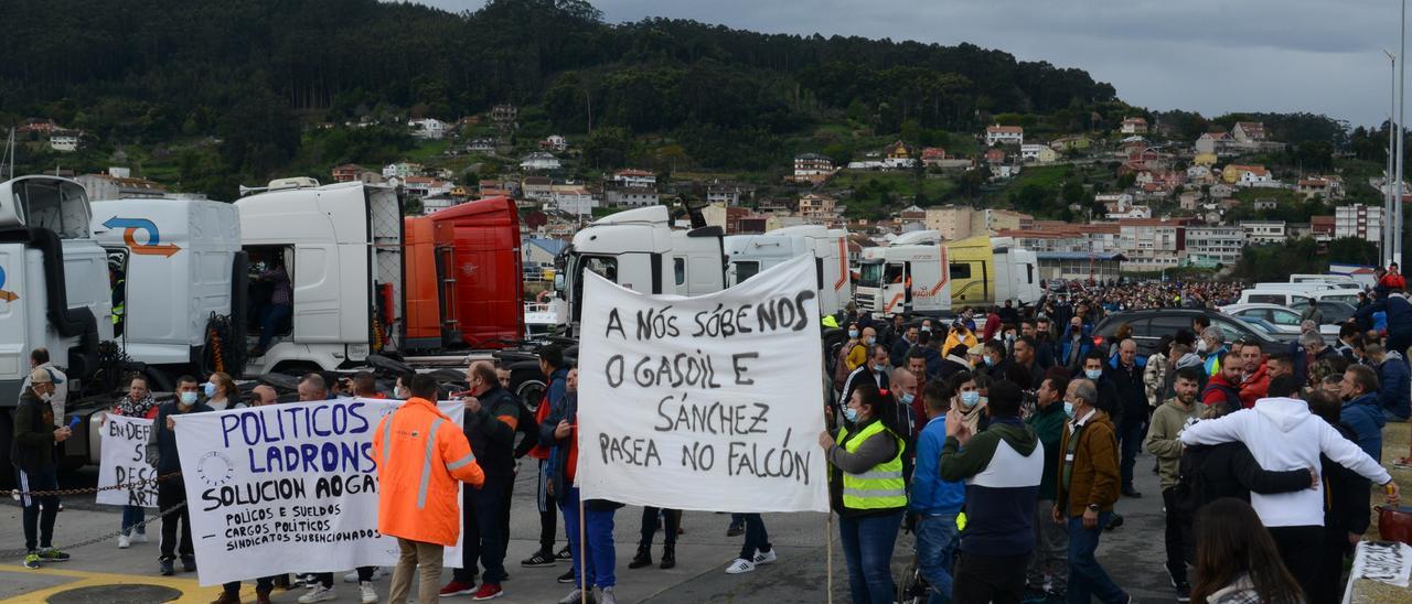 La protesta de ayer en Bueu de marineros y transportistas.