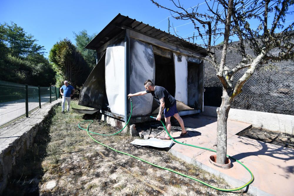 Despliegue contra un incendio cerca de casas en Lérez, Pontevedra