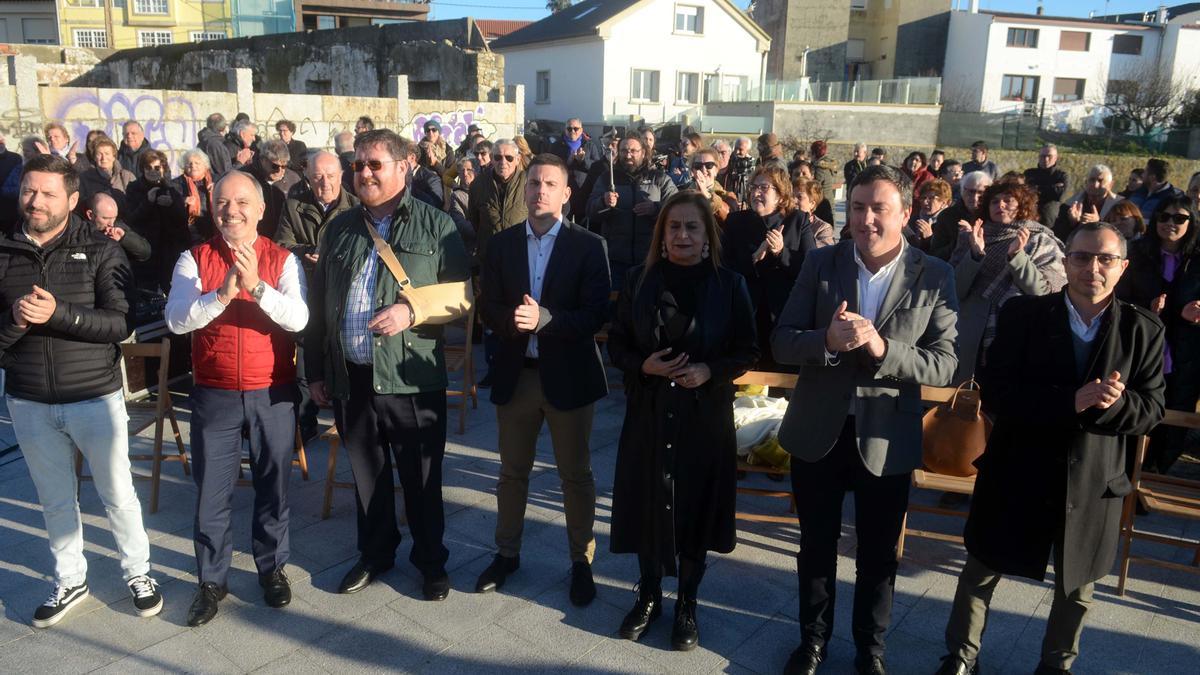 Luis Arosa, en el centro, será el candidato del PSOE en A Illa.