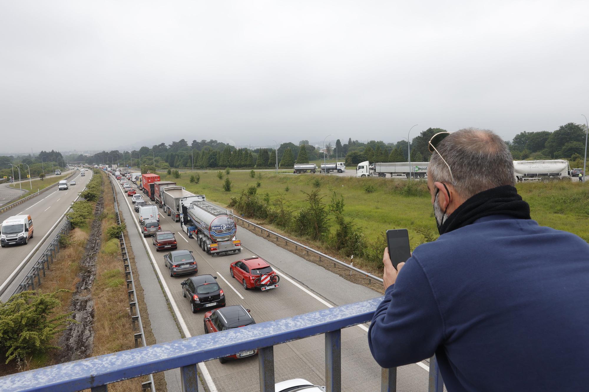 Un accidente múltiple en la "Y" genera retenciones kilométricas en sentido Oviedo