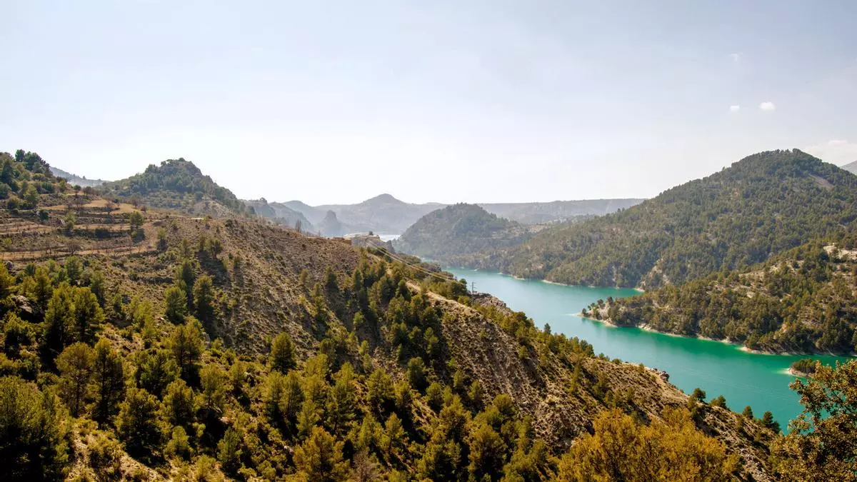 Una de las rutas más impresionantes de Granada te llevará entre pasarelas y puentes elevados sobre el agua