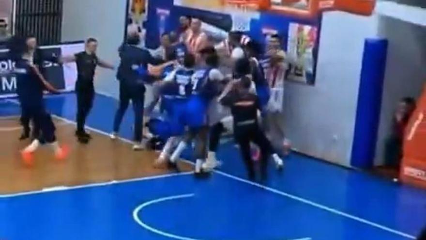 El ex de Valencia Basket Nikola Kalinic pierde los papeles: ¡Terrible pelea en pista!