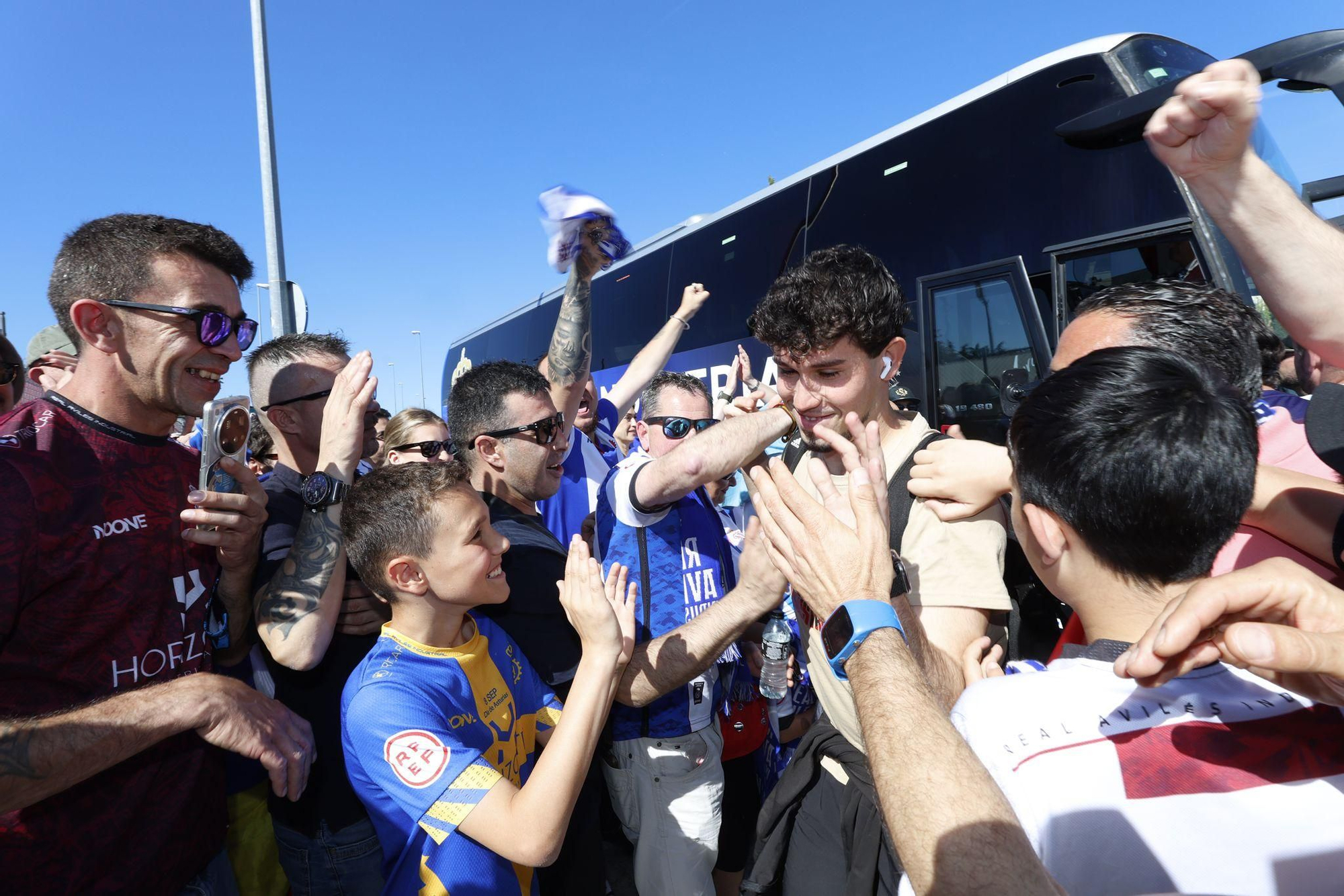EM IMÁGENES: Multitudinario recibimiento al Avilés en su llegada al campo del Rayo Majadahonda