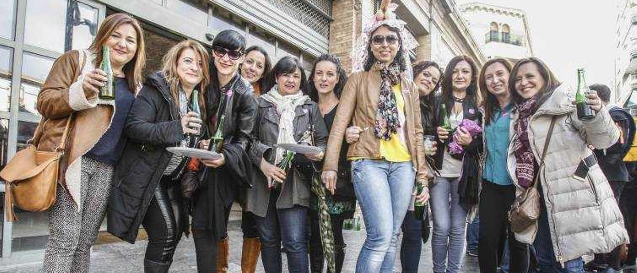 Un numeroso grupo de mujeres, en la Plaza del Mercado, celebran una despedida durante las primeras horas del tardeo. La protagonista de la fiesta, en el centro.