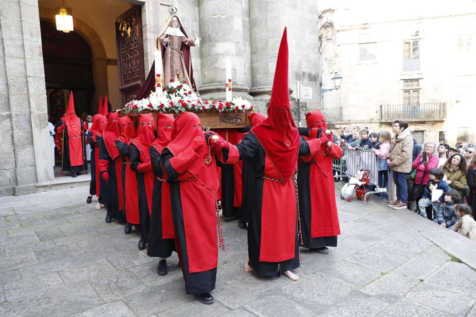 La Procesión de la Esperanza recorre las calles de la zona vieja de Santiago la tarde de Domingo de Ramos.