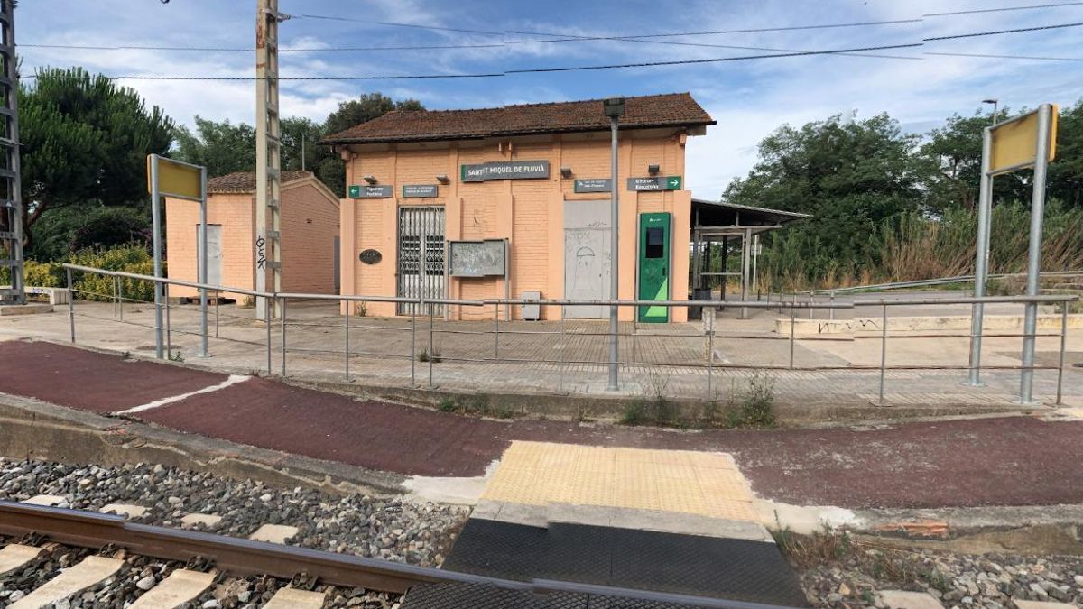 Façana de l'estació de Sant Miquel de Fluvià.