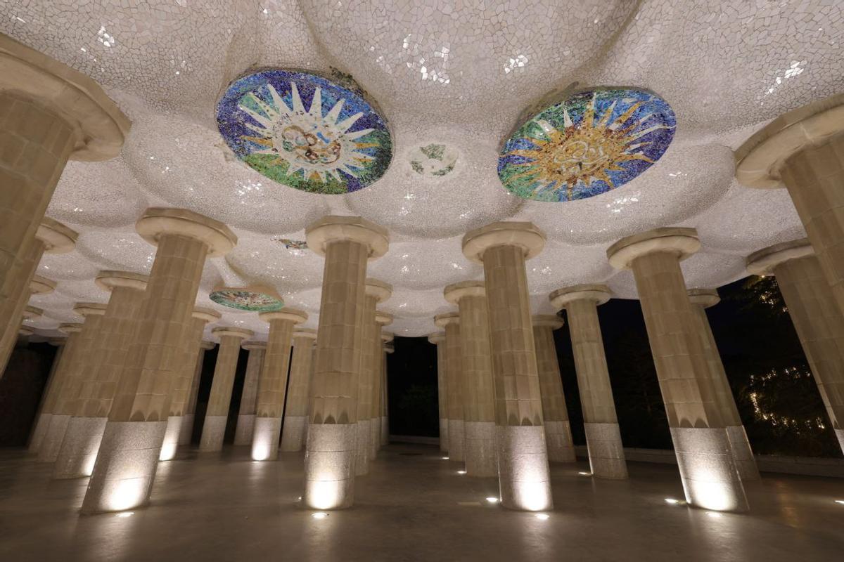 Iluminación especial esta Navidad en las columnas de la Sala Hipóstila del Park Güell