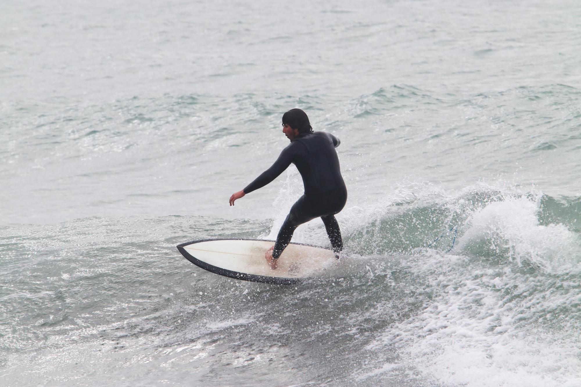 Temporal en la playa El Dedo con surfistas