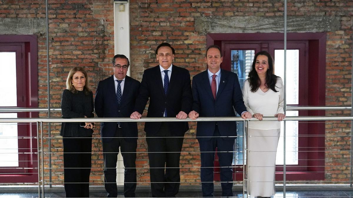 El consejero de Universidad, Investigación e Innovación de la Junta de Andalucía, José Carlos Gómez Villamandos, junto al rector de la UNIA, José Ignacio García, en la nueva Sede Tecnológica de entidad.