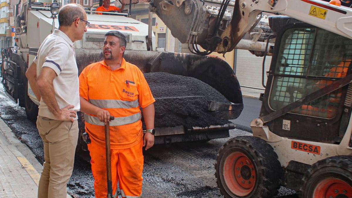 El concejal Juan López visitó una de las calles donde se mejora el pavimento.  | MEDITERRÁNEO