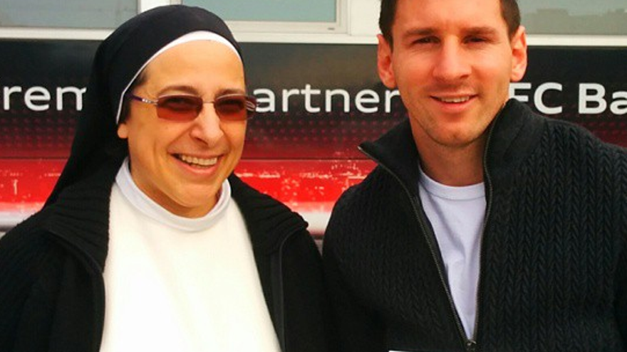 Sor Lucía Caram penja una foto de Messi amb el llibre de la Fundació Rosa Oriol