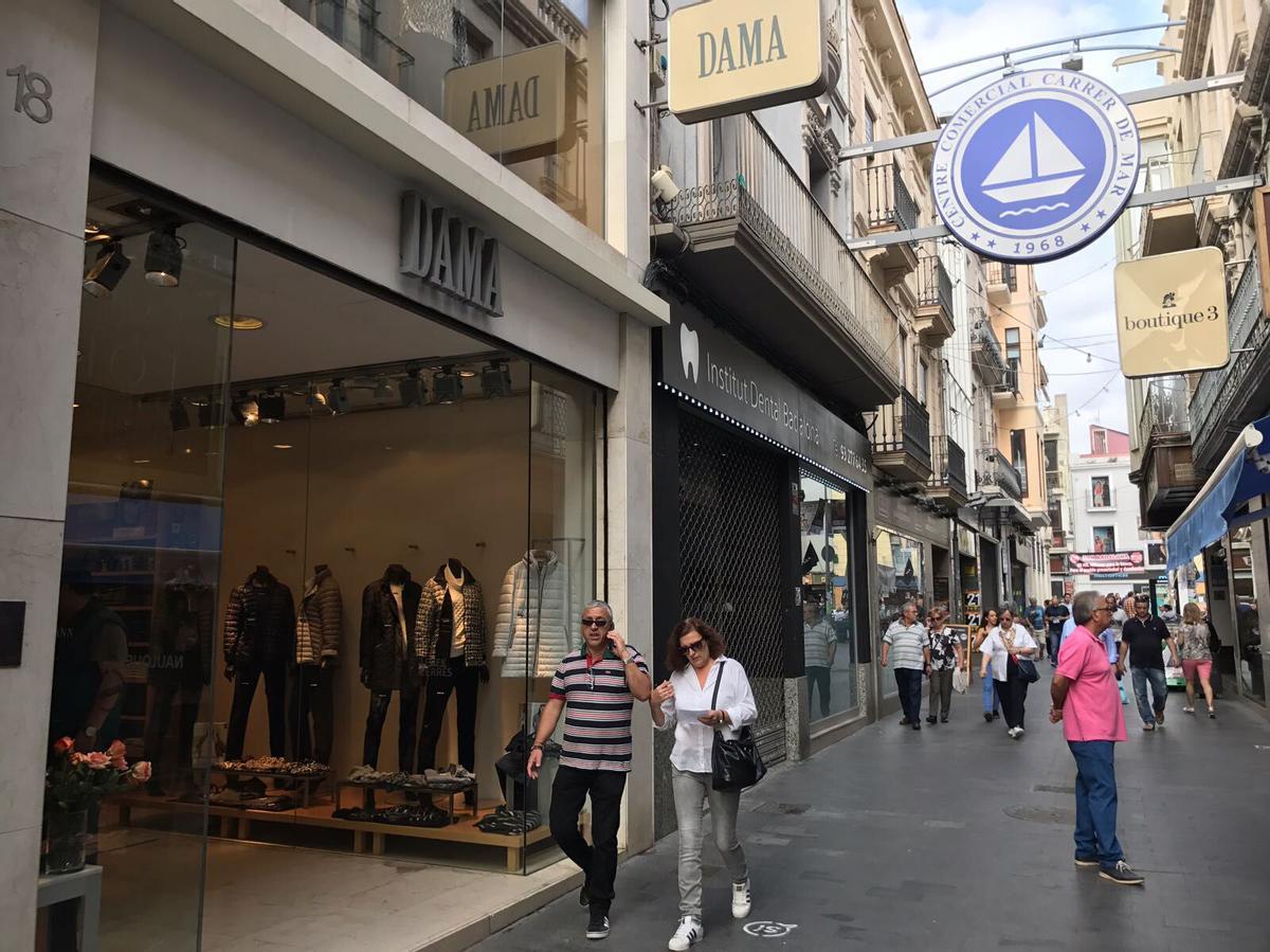 Comercios en la calle del Mar de Badalona, en una foto de archivo