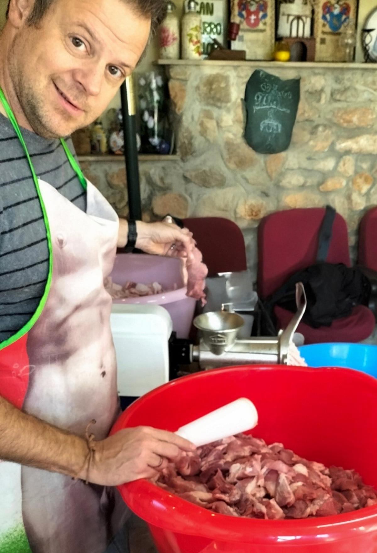 MZ-Kolumnist Michael Wrobel am Fleischwolf beim traditionellen Sobrasada-Herstellen