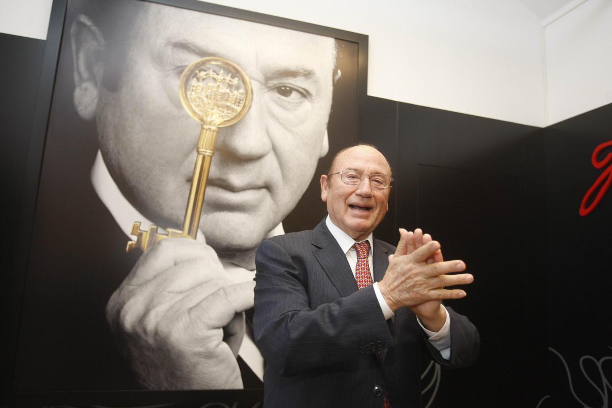 Antonio Fernández Díaz, asiste a la inauguración del Centro Fosforito en la Posada del Potro.