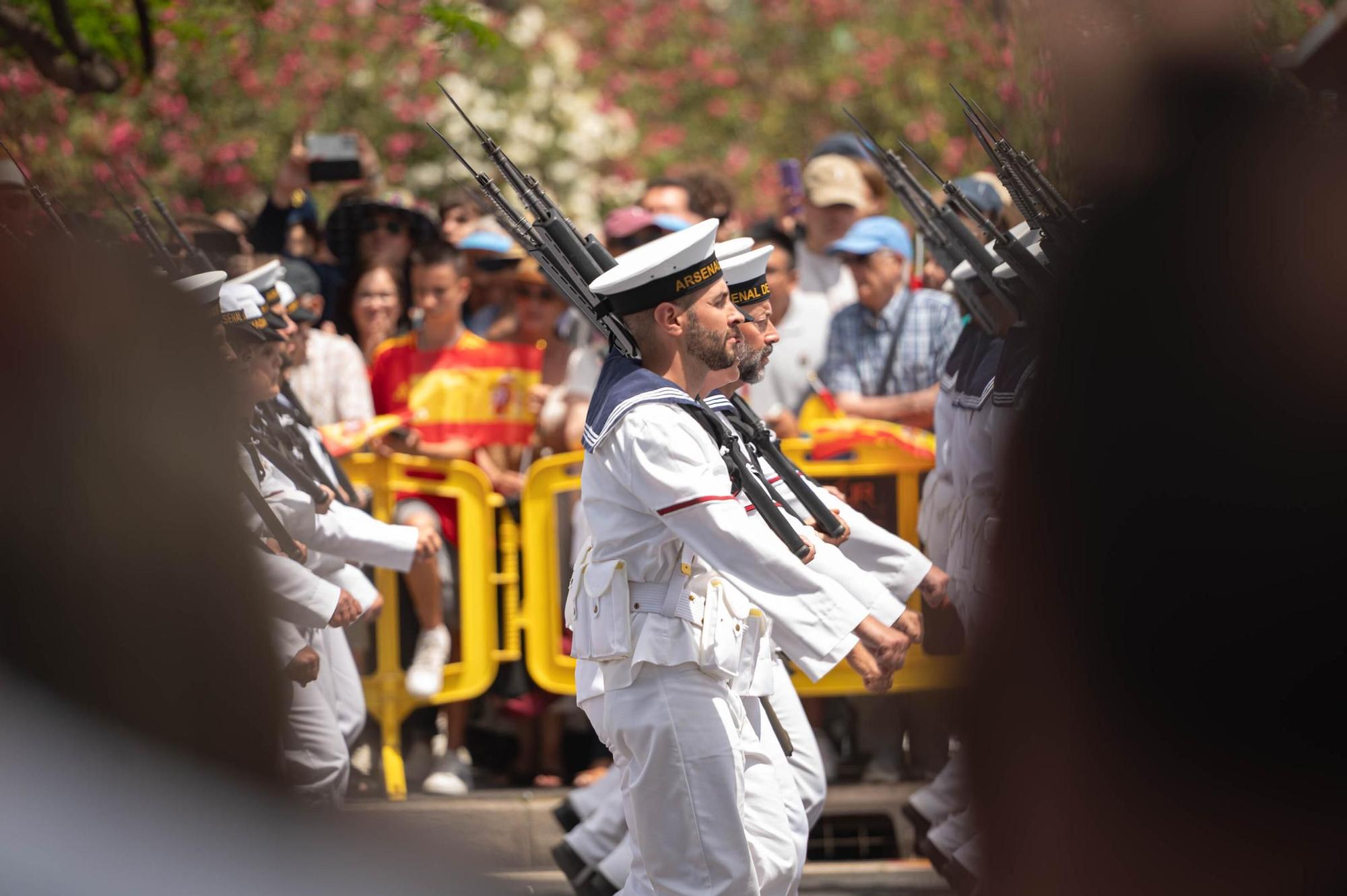 Las mejores imágenes del desfile militar de las Fuerzas Armadas en Tenerife con la presencia de Sus Majestades los Reyes