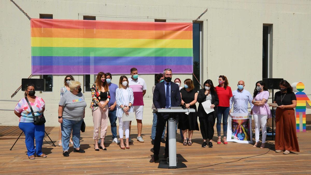 Natacha Rivas, Juan Carlos Maldonado y Margarita del Cid, y otros representantes políticos y del tejido asociativo, han leído un manifiesto institucional contra la LGTBIfobia.