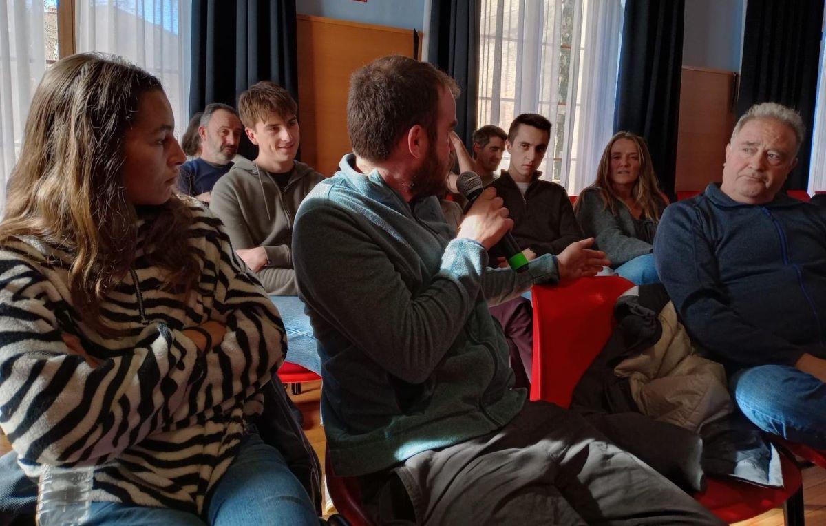 Els joves de Lladó han obert una trobada intergeneracional per debatre l'accés a l'habitatge