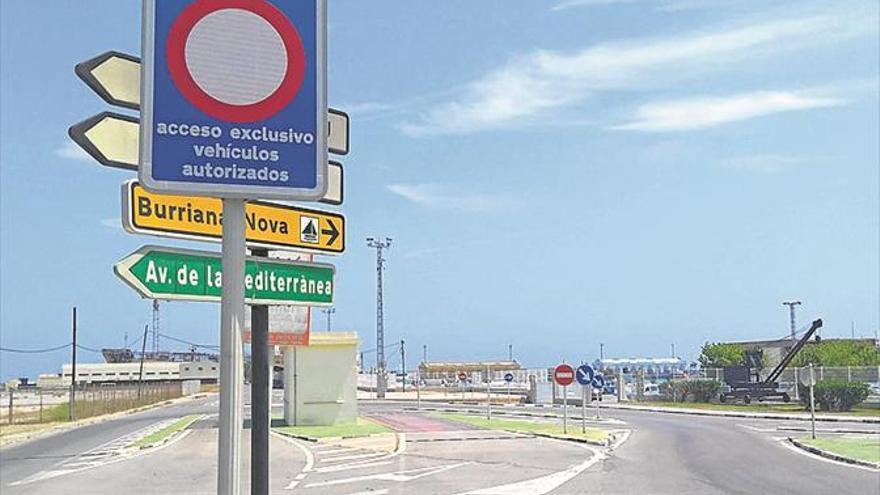 Denuncian las dos señales que prohíben circular por el puerto