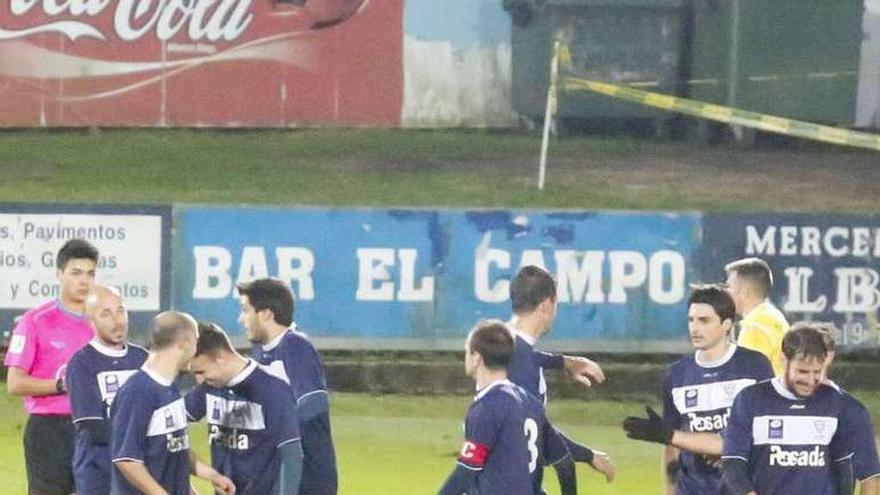 Los jugadores del Marino, en el partido ante el Praviano.