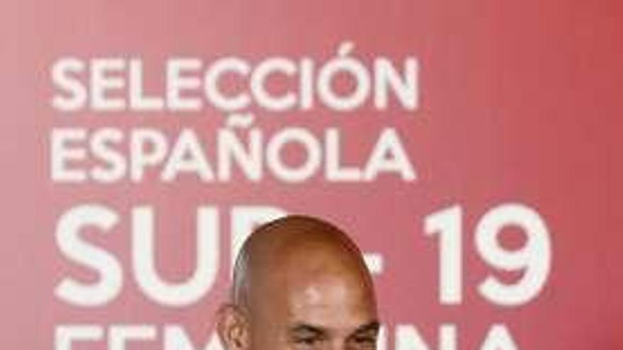 José Luís Rubiales en el recibimiento a la selección femenina sub-19.