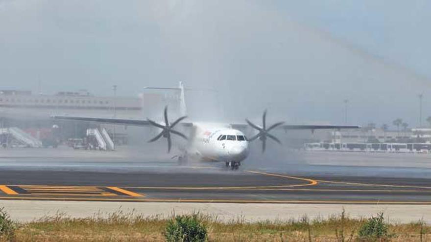 En la imagen se puede ver uno de los aviones de la compañía Air Europa que realiza una ruta entre las islas.