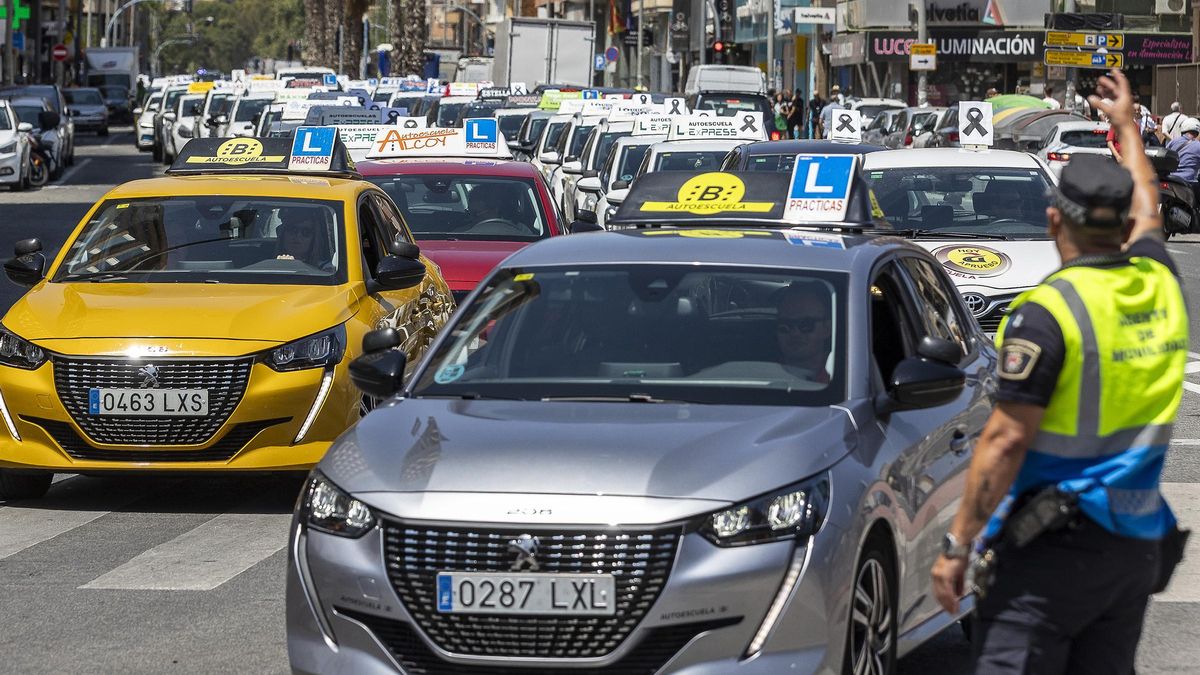 La protesta de las autoescuelas colapsa el centro de la ciudad de Alicante