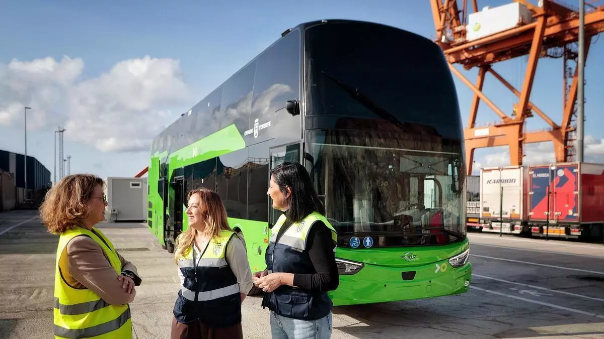 Titsa suma dos nuevas guaguas de dos pisos para incorporarse a las rutas de mayor demanda en Tenerife