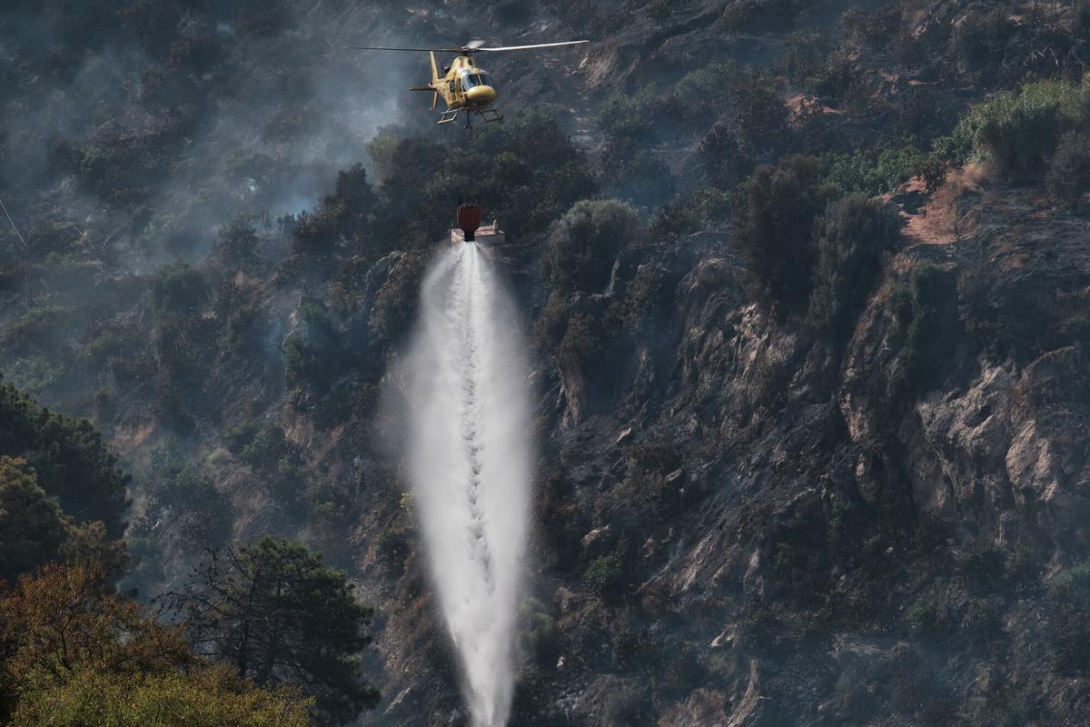 Un helicóptero, este viernes, 17 de julio de 2026, en las labores de extinción del incendio forestal declarado entre Ácrchez y Cómpeta.