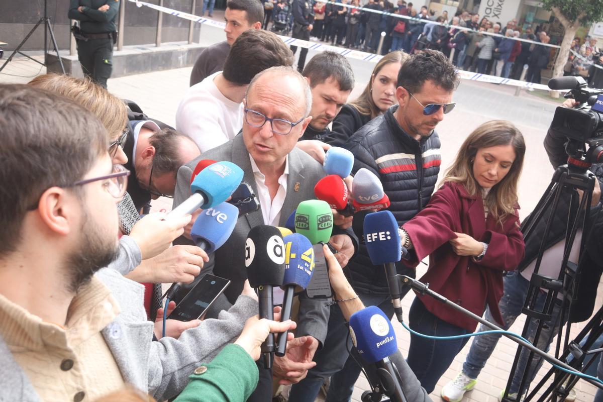 Imágenes del minuto de silencio en Xilxes en recuerdo de la mujer y la niña asesinadas