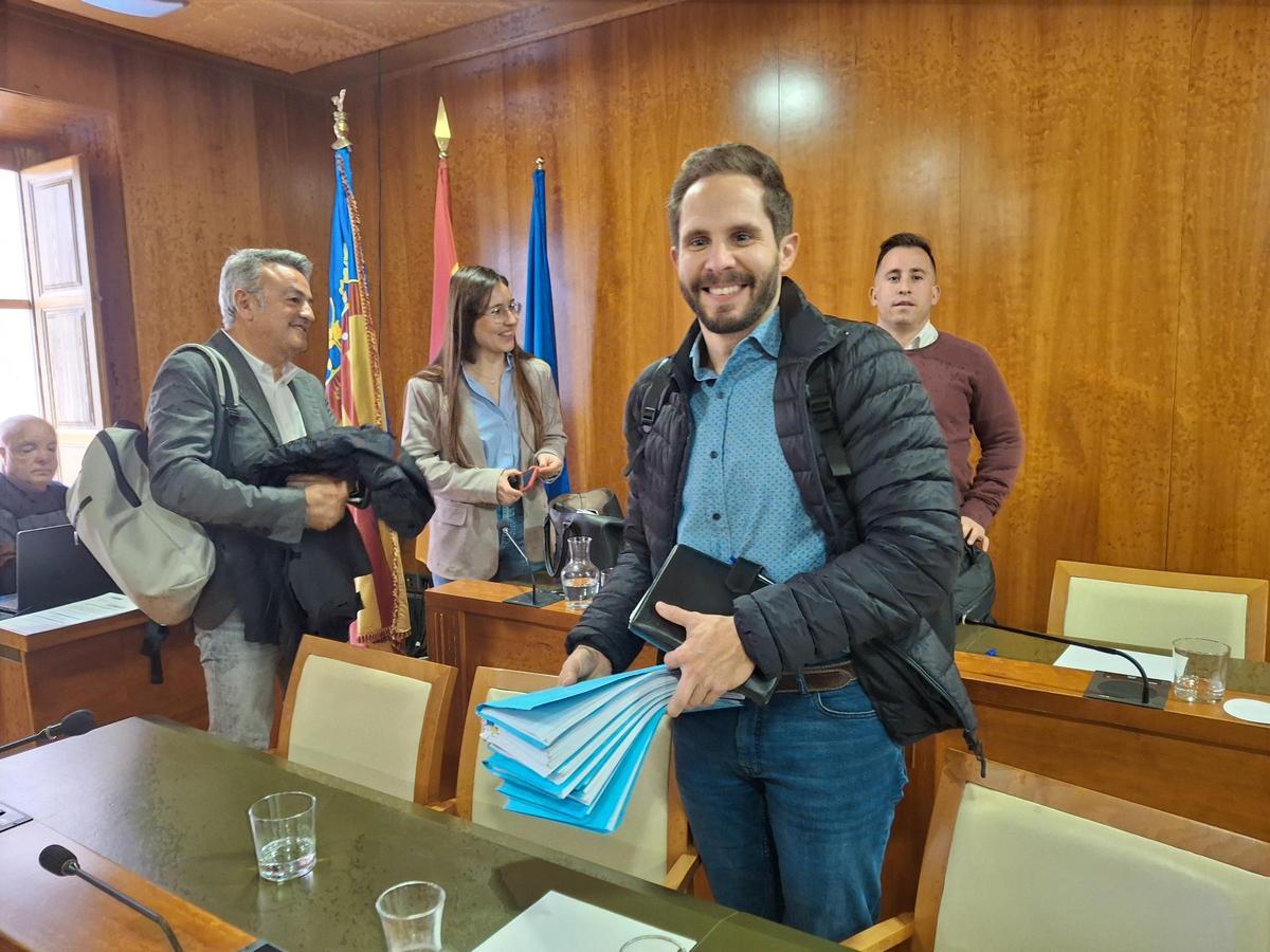 José Chulvi, Carme Català, de Compromís, y el concejal socialista Alberto Tur, quien sostiene la documentación de la piscina