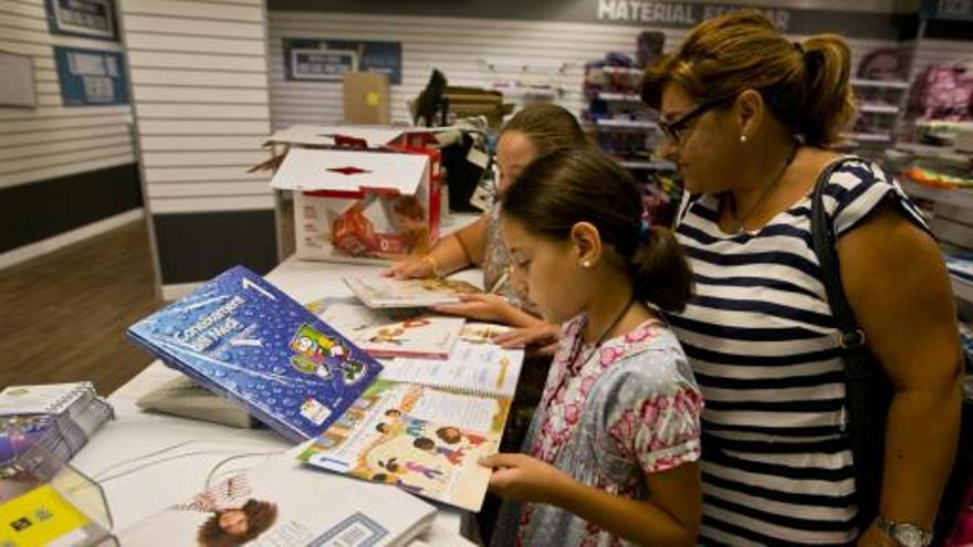 Las familias apuran estos días para realizar las compras de material escolar, libros y ropa tratando de aprovechar ofertas