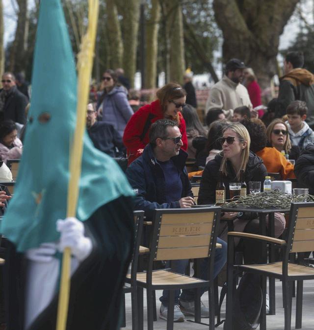 Ambiente en una terraza de Avilés durante una procesión de la Semana Santa. | MIKI LÓPEZ