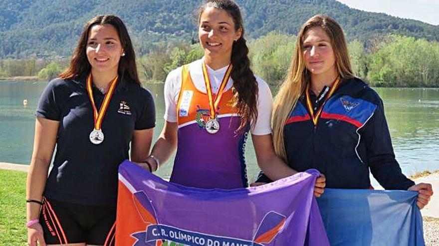 Iria Jarama, en el centro del podio como campeona del Open de Primavera de remo en categoría juvenil.