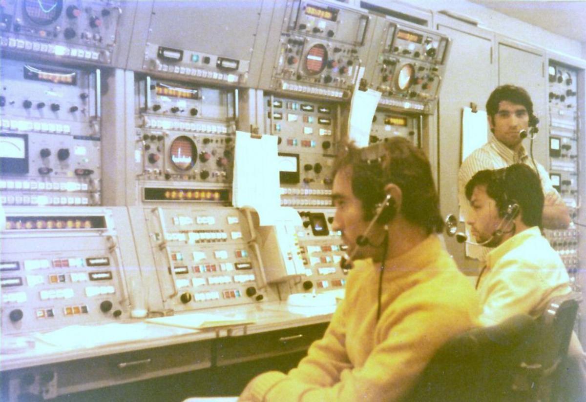 Carlos González, en la estación de Robledo, junto a Charlie Duke, piloto del «Apolo 16» y décimo hombre que pisó la Luna. | Carlos González