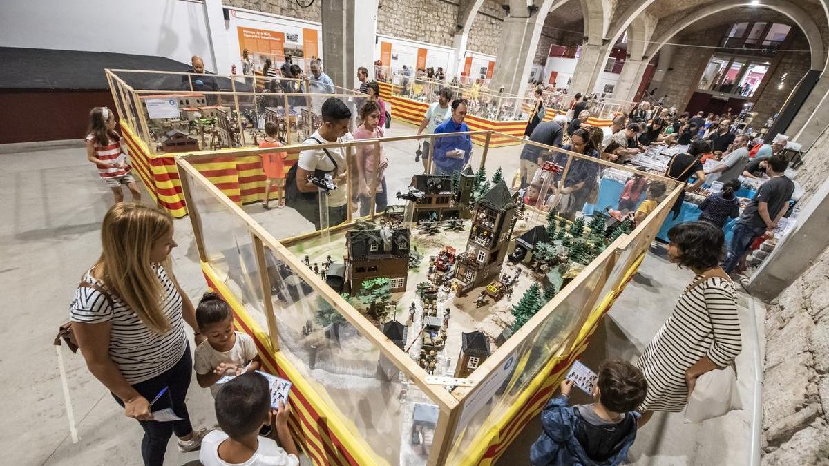 Assistents a la sisena Fira dels Playmobils, aquest migdia