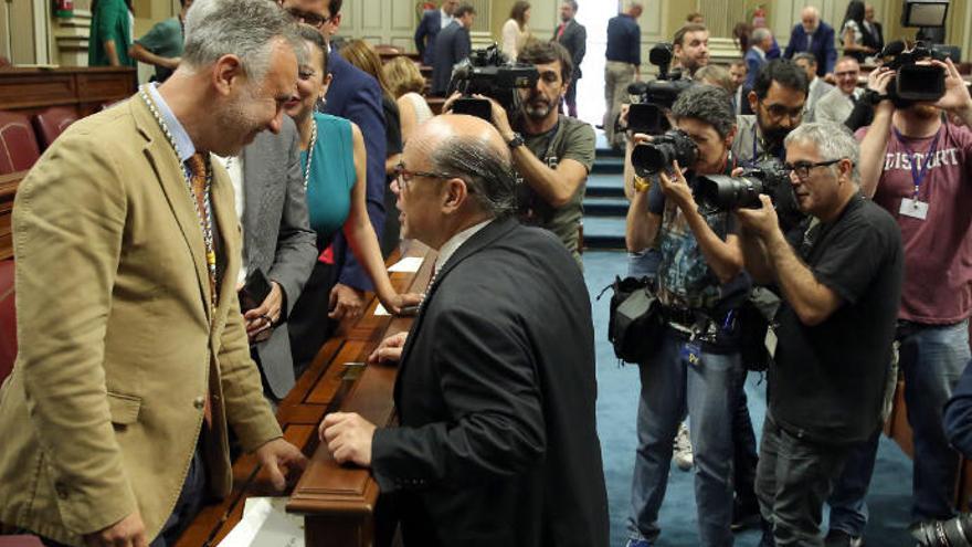 El consejero en funciones de Presidencia del Gobierno de Canarias, José Miguel Barragán (d), conversa con el secretario general del Psoe, Ángel Víctor Torres